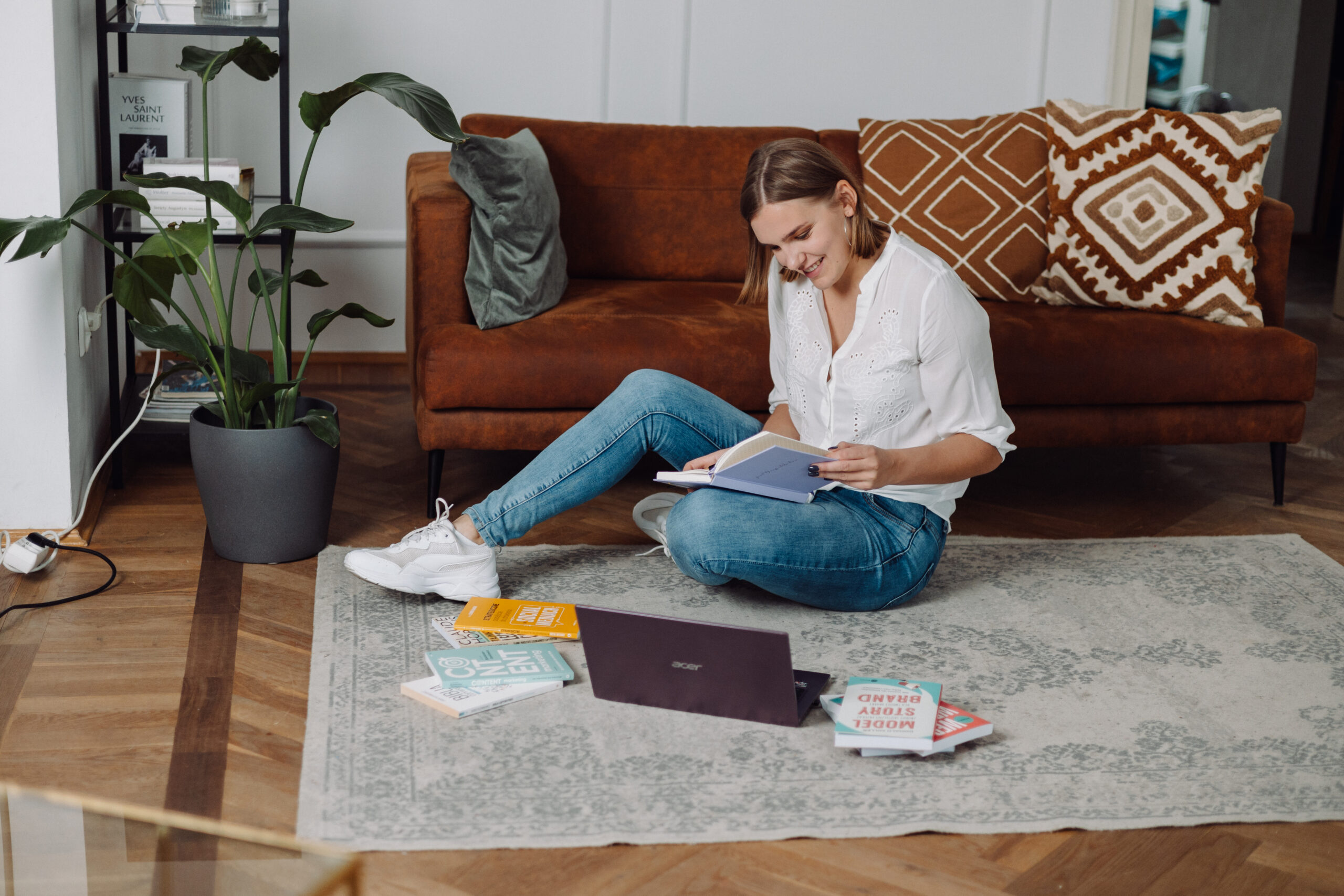 copywriterka w trakcie procesu tworzenia treści